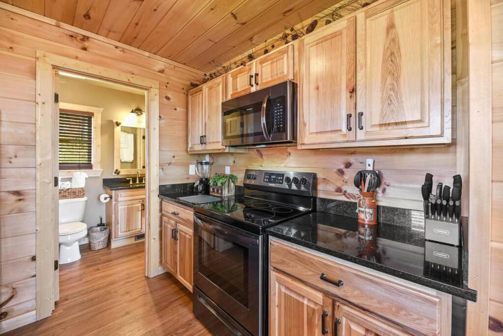 Walnut Ridge Cabin. Sleeps 7-11! Hot Tub, Pool Table, Minutes To Downtown Gatlinburg! 外观 照片