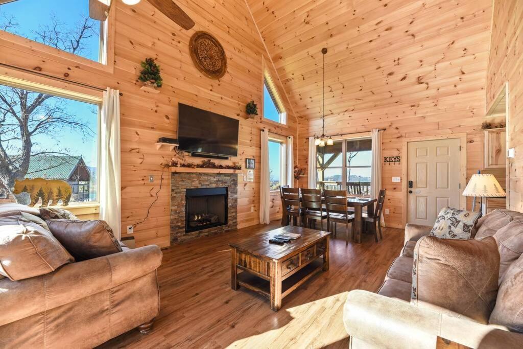 Walnut Ridge Cabin. Sleeps 7-11! Hot Tub, Pool Table, Minutes To Downtown Gatlinburg! 外观 照片