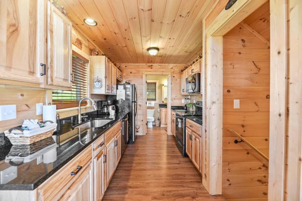Walnut Ridge Cabin. Sleeps 7-11! Hot Tub, Pool Table, Minutes To Downtown Gatlinburg! 外观 照片
