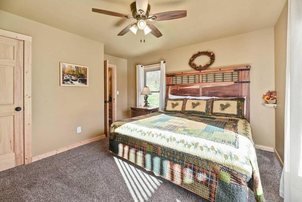 Walnut Ridge Cabin. Sleeps 7-11! Hot Tub, Pool Table, Minutes To Downtown Gatlinburg! 外观 照片