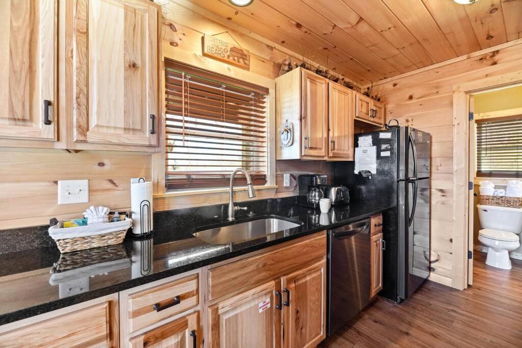 Walnut Ridge Cabin. Sleeps 7-11! Hot Tub, Pool Table, Minutes To Downtown Gatlinburg! 外观 照片